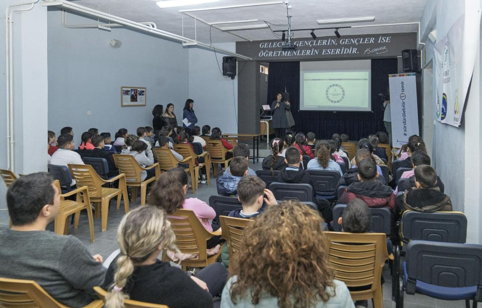 İZMİR'İN ÇEVRECİ ÇOCUKLARI İKLİM İÇİN AYAKTA