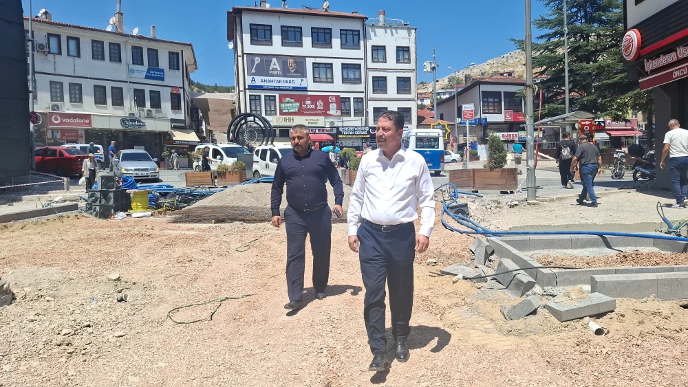 BELEDİYE BAŞKANI DR. ÖZER KASAP, BANKALAR CADDESİNDEKİ ÇALIŞMALARI YERİNDE GÖRDÜ: