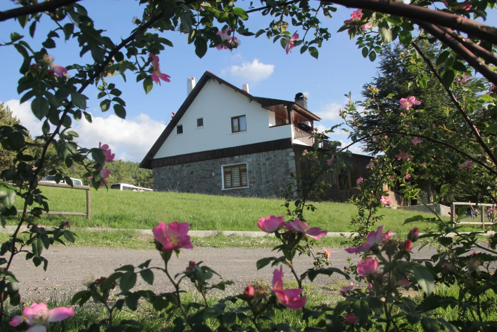 KARAGÖL MESİRE ALANINDA, KAMP YAPILMASI, ÇADIR KURULMASI VE KARAVANLA KONAKLAMA YASAKLANDI.