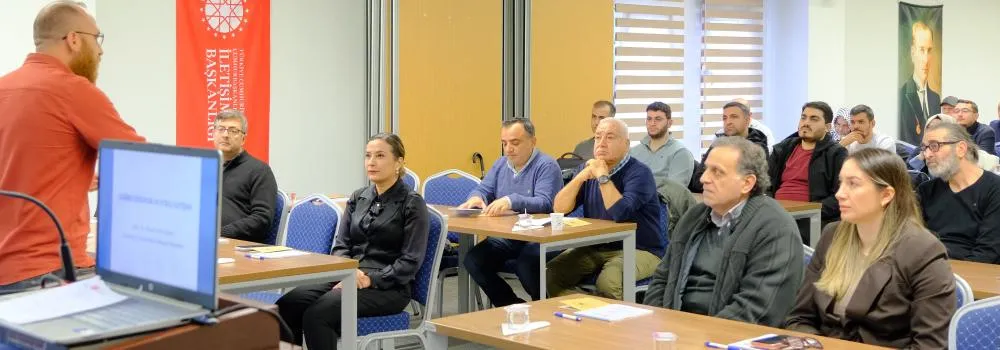 ADANA’DA GAZETECİLERE DİKSİYON VE YAPAY ZEKA ÇAĞINDA HABERCİLİK EĞİTİMİ